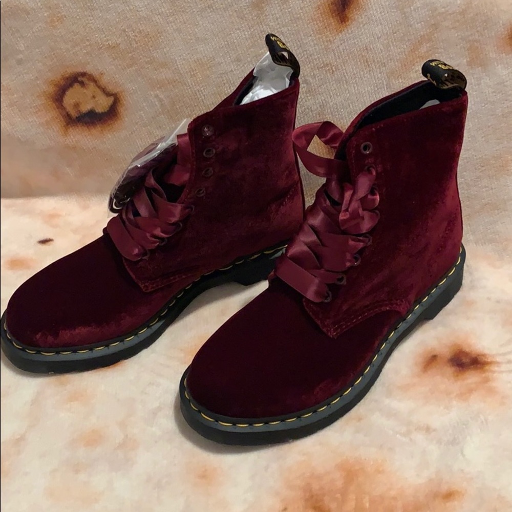 Dr. Martens Cherry Red Velvet 1460 Pacal